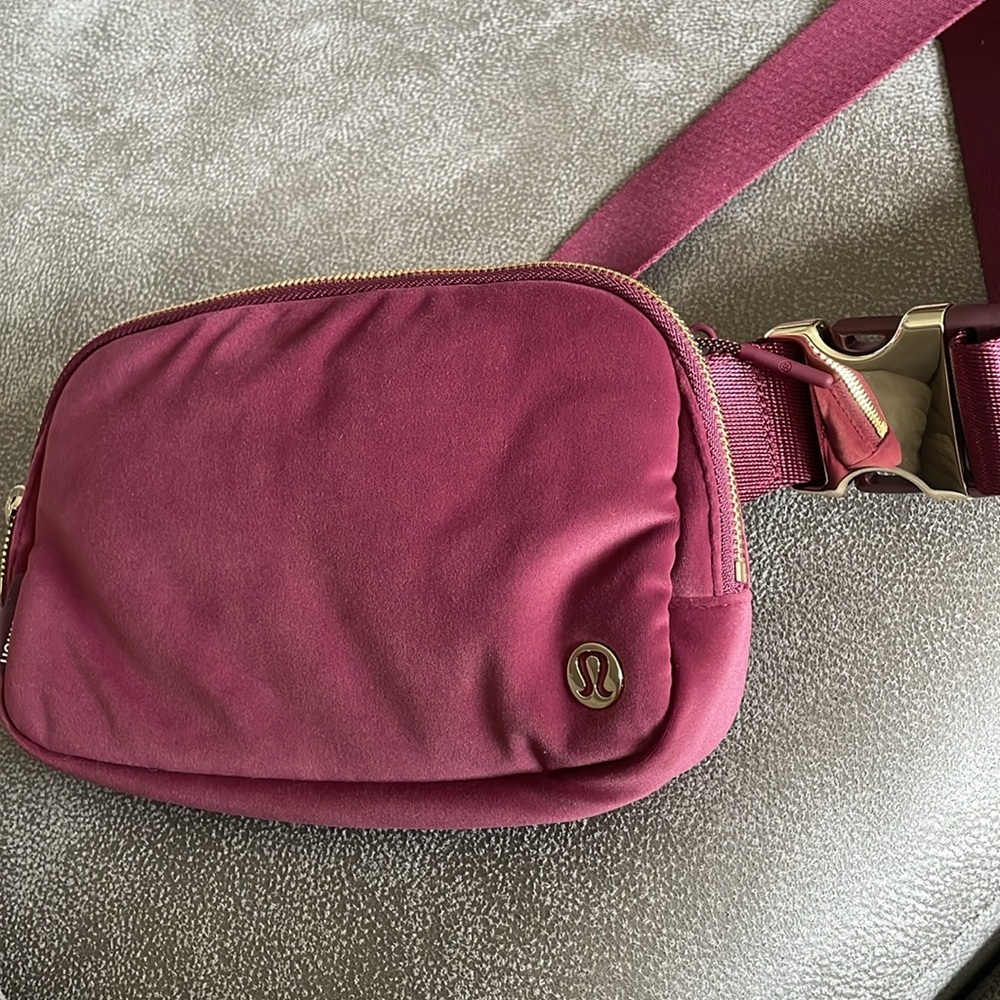 NWOT Lululemon Everywhere Belt Bag 1L Velour Burgundy - Picture 8 of 10